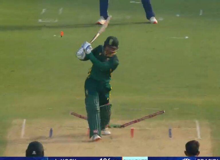 प्रसिद्ध कृष्णा की धांसू गेंदबाजी: विशाखापत्तनम ODI में de Kock को 106 पर आउट कर भारत को दिलाई जान