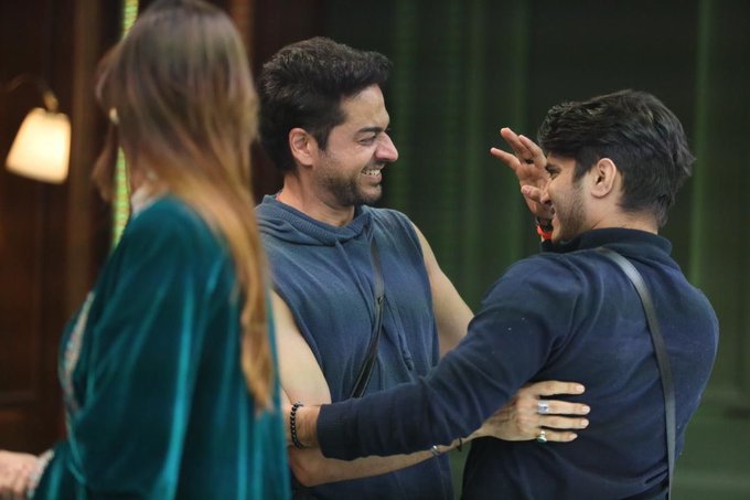 Bigg Boss 19 Grand Finale LIVE: Epic Reunions, Dance Extravaganzas & Trophy Tension – Who's Taking Home the Crown